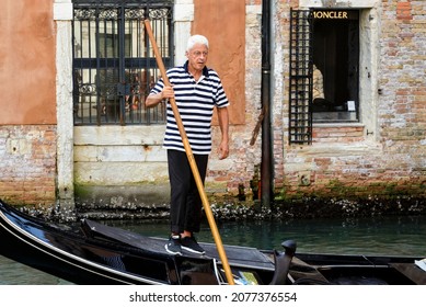 Venedig, Italien-September 10,2016: Gondolier wartet auf Touristen in einem malerischen Kanal in Venedig.