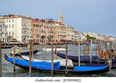 Venedig, Italien-September 27,2019:Gondel in Venedig vor einer malerischen Stadt.