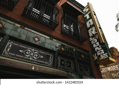 Ventura, California - July 15 2017: The Star Lounge, A Classic Dive Bar Downtown, With A Vintage Neon Sign. 