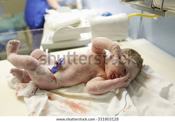 Vernix Couvrait Le Nouveau Ne Avec Beaucoup Photo De Stock Modifiable