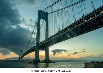 Verrazzano-Narrows Bridge double-decked suspension bridge that connects the New York City boroughs of Staten Island and Brooklyn, USA
