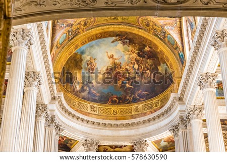 王室礼拝堂の壁や天井には美しいフレスコ画が描かれています