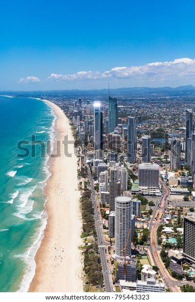 オーストラリア クインズランド ゴールドコーストの晴れたサーファーズパラダイスの垂直空撮 の写真素材 今すぐ編集