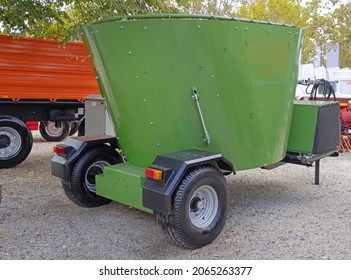 Vertical Feed Auger Mixer Trailer Farm Equipment