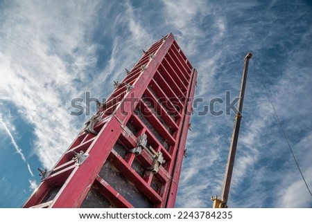 Vertical formwork panels on the construction of a residential building