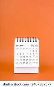 Vertical of March 2024 table calendar on orange color background. Arkivfotografi
