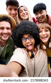 Vertical Photo Of Cheerful Group Of Friends Taking Smiling Selfie. Group Of Young People Having Fun Together Outdoors At Park In The City Enjoying Travel In Vacation Holidays.