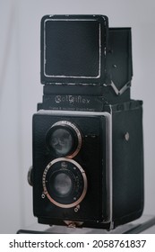 A vertical shot of an old camera displayed in the Science and Technology Museum in Romania