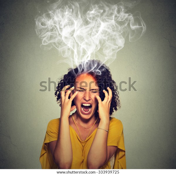 怒りに満ちた怒りの女性は 頭から煙を吐き出して怒り狂った 否定的な人の感情 感情の表情 の写真素材 今すぐ編集