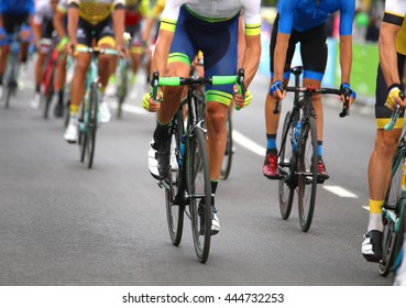 sehr schnelle Radsportler treten während der Sportveranstaltung in Europa schnell durch die Straßen der Stadt.