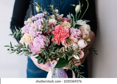 Royalty Free Femme Avec Bouquet De Fleurs Stock Images