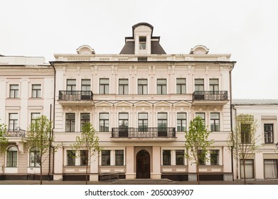 A very old, well-preserved building with balconies in the classical style, equipped with a ramp for few mobile citizens. Building with expressive balconies.