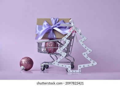 Very Peri Color. Kraft Gift Box Tied With Purple Ribbon In Shopping Cart. Zero Waste. Eco Friendly, No Plastic. Happy New Year. Merry Christmas. 8 March. Birthday. Present. Violet. Shopping. Sale