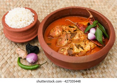 Very Popular Kerala Fish Curry With White Rice In Coastal Area South Indian And Sri Lanka, Malaysia, Thailand, Singapore. Made By Marinated Mackerel Fish With Indian Spices. Sea Food In Clay / Mud Pot