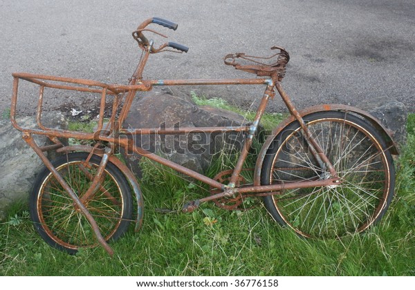 old rusty bike