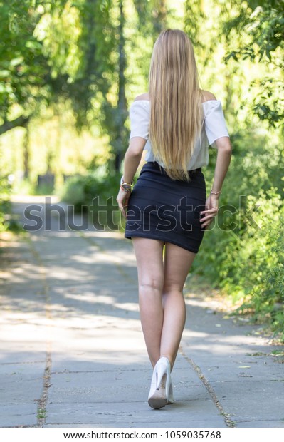 Blonde Erwachsene Sexy Frau In Sexy Höhe Schuhen