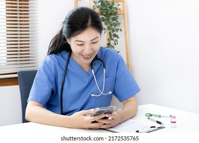 Veterinarian Or Animal Nurse Is Using A Phone Or Tablet To Collect Veterinary History And Recommend A Medical Diagnosis In A Hospital, Save Animals, Care And Treatment, Animal Hospital.