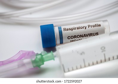 Durchstechflasche mit Sars-cov-2 Coronavirus Probe neben einer Sauerstoffmaske in einem Krankenhaus, konzeptionelles Bild