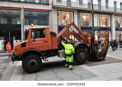 Vianna, Austria, 06 Feb 2009, Removing A Tree In The Street Kärntner Strasse Using A Special Gear