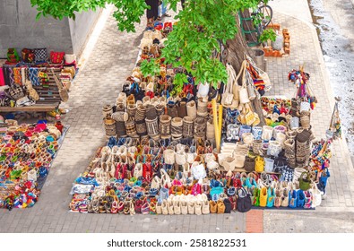 Vibrante mercado artesanal en Santa Marta, Colombia: Una rica exhibición de bolsos artesanales locales y patrimonio cultural