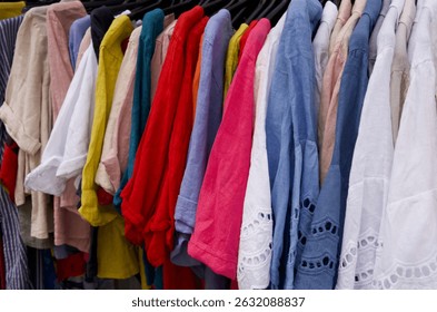 Una vibrante colección de camisas informales que se muestran en un estante, destacando varios colores y texturas para los amantes de la moda