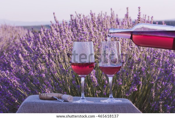 Дни в провансе. Прованс вино. Напитки на праздниках Прованс. Лавандовый алкоголь. Самое дорогое вино Прованса.
