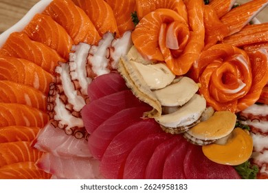 Un plato vibrante de sashimi muestra una variedad de mariscos frescos, incluidos salmón, atún y pulpo, bellamente dispuestos para resaltar el color y la textura. Perfecto para los amantes del sushi.