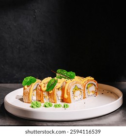 Un rollo de sushi vibrante con capas de pescado, arroz y verduras se presenta en un elegante plato blanco. El wasabi fresco y los verdes añaden color al fondo oscuro minimalista.