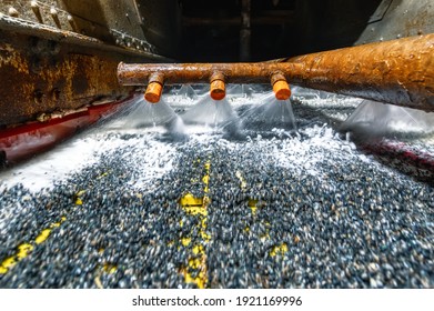 Vibrating Screen, Ore Washing With Liquid. The Liquid Is Poured Out In A Fan-like Stream From Special Nozzles.