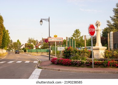 Vic-Sur-Aisne, France - Monday 25th August 2022: Road Sign As You Enter Vic-Sur-Aisne, A Beautiful French Village. High Quality Photo