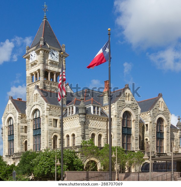 Victoria County\
Courthouse with Texas\
flag
