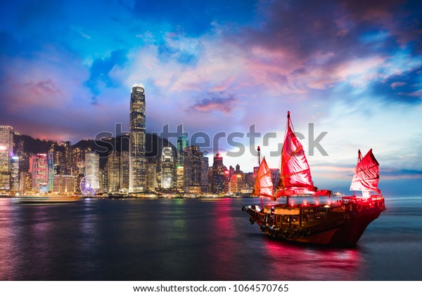 前景にジャンク船を持つビクトリアハーバー香港の夜景 の写真素材 今すぐ編集