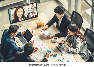 Geschäftsleute der Video-Call-Gruppe treffen sich auf einem virtuellen Arbeitsplatz oder einem Remote-Büro. Telefonkonferenz-Telefongespräch mit intelligenter Videotechnologie, um Kollegen im professionellen Unternehmensgeschäft zu kommunizieren.