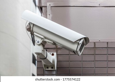 Sistema de seguridad de cámara de vídeo en la pared del edificio