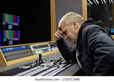 The Video Director Thought Of The TV Mixing Console. It May Not Be Able To Go Live Or It May Not Have Worked Well During The Installation Of The Program, Selective Focus, Toning.