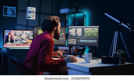 Editor de vídeo usando sua experiência com efeitos especiais e edição de pacotes de software para atualizar filmagens filmadas por equipes de produção. Videografo finalizando projeto na agência de multimídia