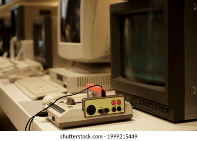 Video game console. old-fashioned tv receiver with gamepad. Retro media, entertainment 90s, 80s, retro wave