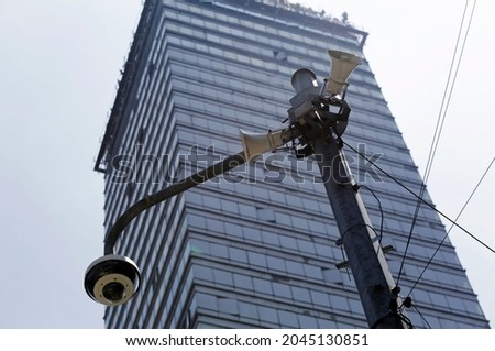 Video surveillance camera is seen next to loudspeakers used to communicate seismic earthquake alerts in a street of downtown Mexico City, Mexico. Foto stock © 