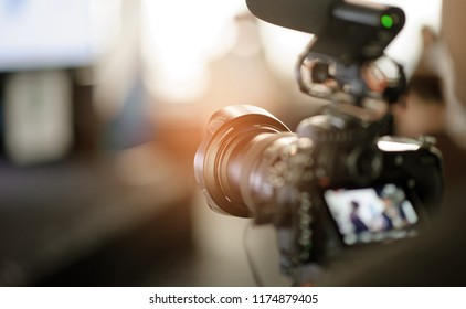 videographer close up , cameraman , movie
					