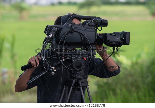 Videographer use\
Video camera to shoot an\
event.