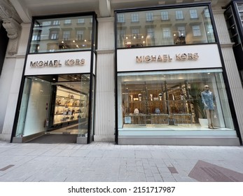 Viena,Austria:04-25-2022Michael David Kors es un diseñador de moda estadounidense. En 1981 creó la marca de indumentaria Michael Kors, la cual consiguió vender en los almacenes Bergdorf Goodman.