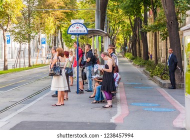 VIENNA, AUSTRIA - JUL 23, 2009: People Wait At The Busstop Waehringerstrasse  In The Downtown Center Of Vienna, Austria.