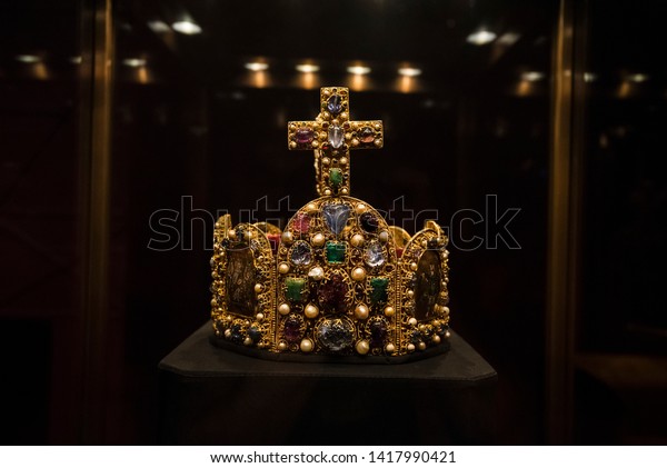 Vienna, Austria - May 29, 2019. The Imperial\
Crown of the Holy Roman Empire of the German Nation exhibited\
inside the Imperial Treasury\
Museum.