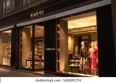 ret sort sendt Gucci Store Window Images, Stock Photos & Vectors | Shutterstock