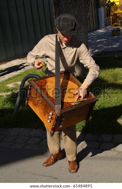 VIENNA, AUSTRIA - SEPTEMBER 2: unidentified
musician with his hand barrel organ (hurdy gurdy)  in the yearly
meeting for organ grinders in the Bohemian Prater on September 02,
2006 in Vienna, Austria