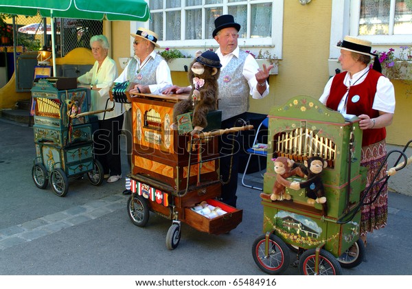 VIENNA,
AUSTRIA - SEPTEMBER 2: unidentified musicians with their barrel
organ (hurdy gurdy) in the yearly meeting for organ grinders in the
Bohemian Prater on September 02, 2006 in
Vienna
