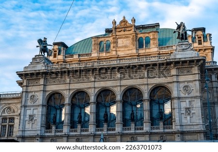 Vienna Operahouse (Wiener Staatsoper) at dusk.