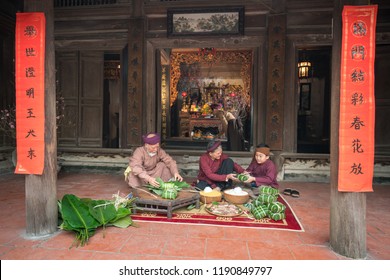 Vietnamese Family Members Making Banh Chung Together On Old-styled House Yard. Chung Cake Is A Very Well-known Dish That Could Never Miss On The Altar, And Family Meal Of Vietnamese During Tet Holiday