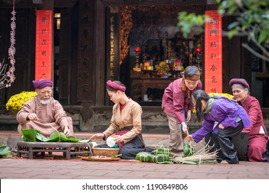 Vietnamese Family Members Making Banh Chung Together On Old-styled House Yard. Chung Cake Is A Very Well-known Dish That Could Never Miss On The Altar, And Family Meal Of Vietnamese During Tet Holiday