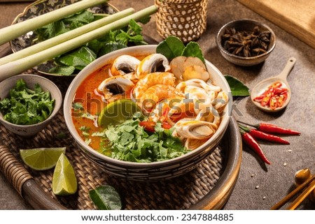 Vietnamese food, Asia food Tom Yum tom yum soup with seafood fresh chilies, and lime. Foto stock © 